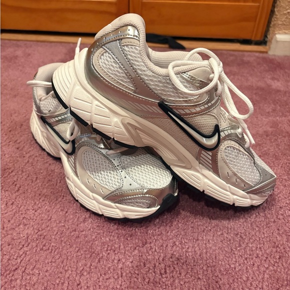 Nike Shoes - Nike V5 RNR Running Shoes